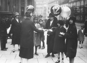 Kobiety agitujące w dniu wyborów do Rady Miejskiej, Warszawa 1927 rok, ze zbiorów NAC