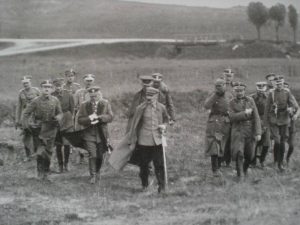 Józef Piłsudski w towarzystwie oficerów w 1920 roku, ze zbiorów MJP