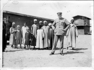 Józef Piłsudski wśród dzieci fellahów w oazie Fajum, w 1932 roku, ze zbiorów Narodowego Archiwum Cyfrowego