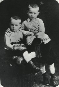 Trzyletni Józef Piłsudski (z lewej) ze starszym bratem Bronisławem, ze zbiorów MJP