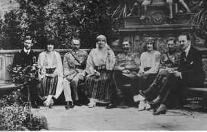 Józef Piłsudski w towarzystwie członków rodziny królewskiej w Sinaia, 1922 roku, ze zbiorów NAC