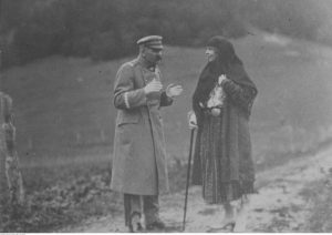 Józef Piłsudski podczas rozmowy z królową Marią w 1922 roku, ze zbiorów NAC