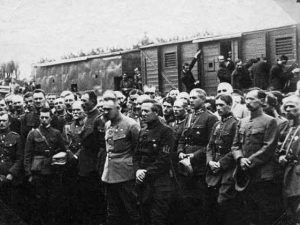 ózef Piłsudski i Symon Petlura wśród oficerów polskich i ukraińskich, Stanisławów, sierpień 1920 roku