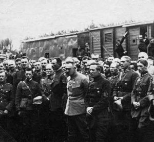 Józef Piłsudski i Symon Petlura wśród oficerów polskich i ukraińskich, Stanisławów, 1920 rok