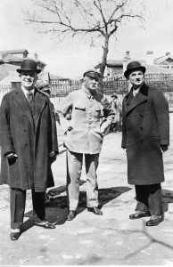 Józef-Piłsudski zwiedza Stambuł w towarzystwie ambasadora Polski w Turcji Kazimierza Olszowskiego i konsula generalnego RP w-Stambule Waleriana Łopatto, ze zbiorów NAC