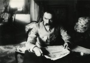 Józef Piłsudski przy pracy w Belwederze w 1920 roku, ze zbiorów MJP