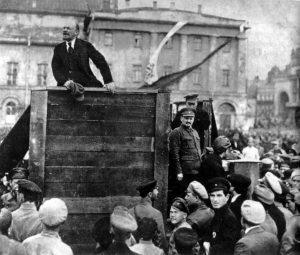 Włodzimierz Lenin podczas rewolucji bolszewickiej w 1917 roku