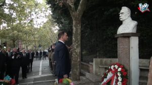 Prezydent RP Andrzej Duda składa kwiaty pod pomnikiem Józefa Piłsudskiego w Rzymie